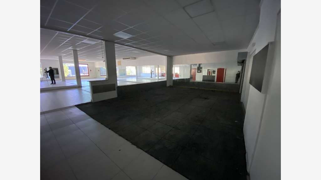 La Valette vends locaux commerciaux 1100 m2 loués