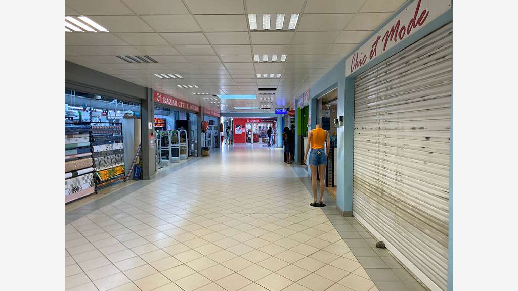Vente local cial 35m² + 20m² mezzanine à Ducos