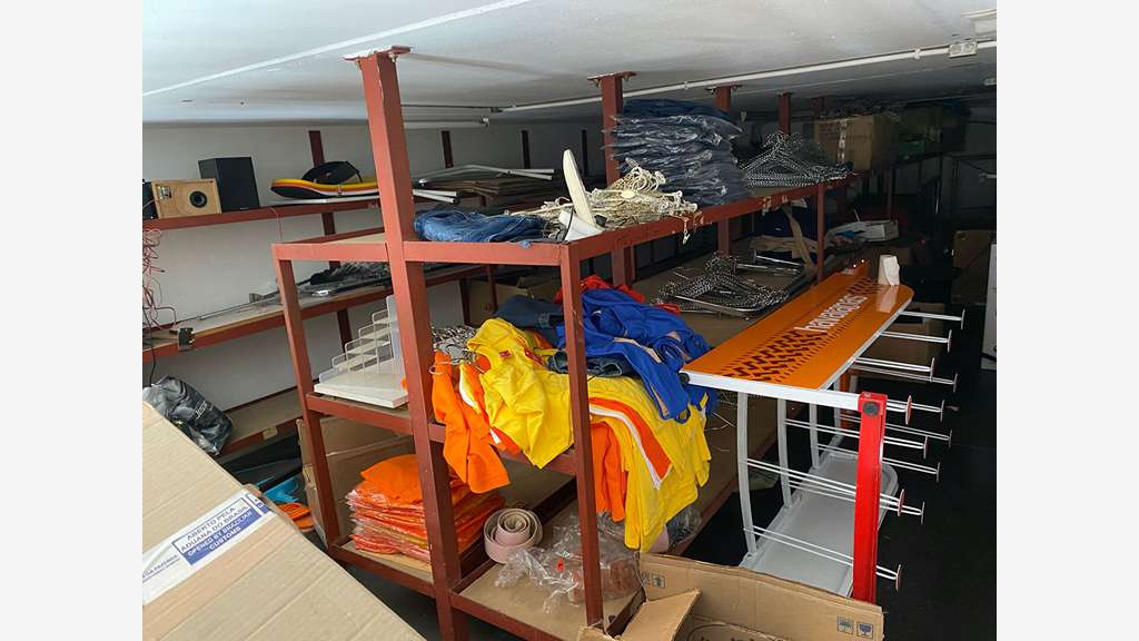 Vente local cial 35m² + 20m² mezzanine à Ducos