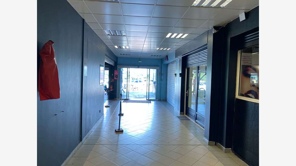 Vente local cial 35m² + 20m² mezzanine à Ducos