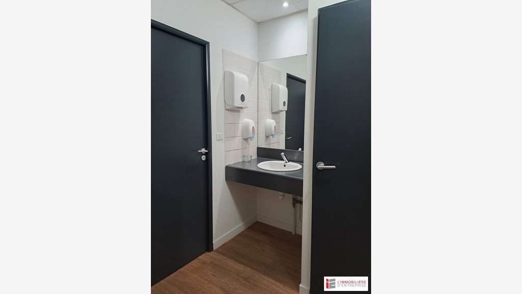 Local d'activité 1000m² à vendre à Cesson Sévigné