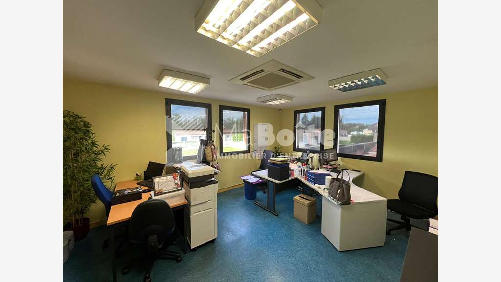 Vente local d'activité bureaux 2590m² à Briennon