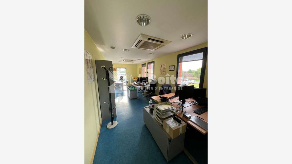 Vente local d'activité bureaux 2590m² à Briennon