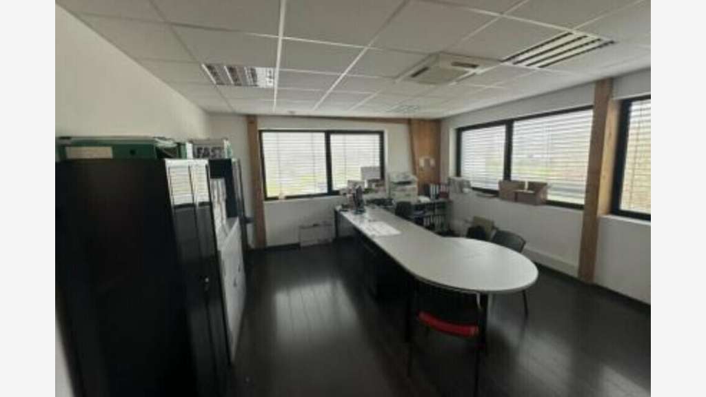 Local d'activité 3000m² à vendre à Berd'Huis 
