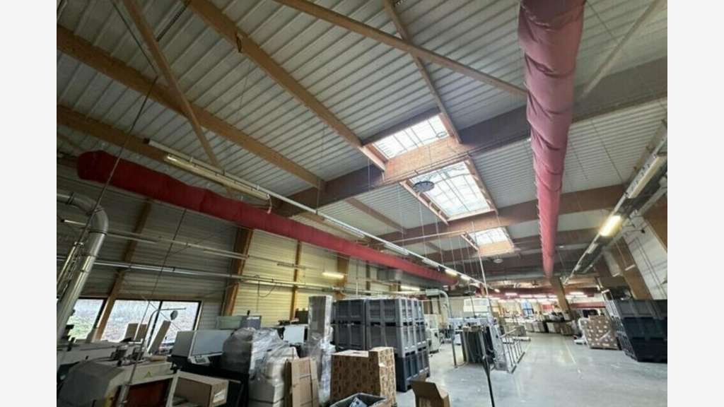 Local d'activité 3000m² à vendre à Berd'Huis 