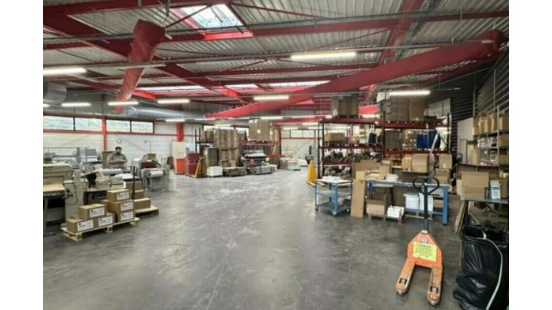 Local d'activité 3000m² à vendre à Berd'Huis 