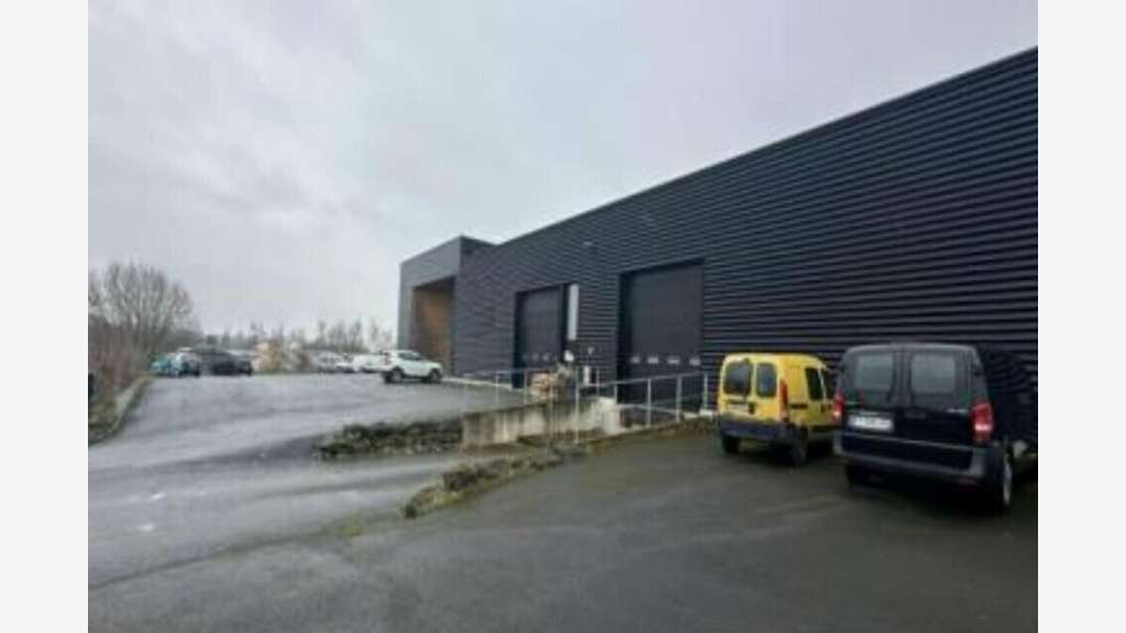 Local d'activité 3000m² à vendre à Berd'Huis 