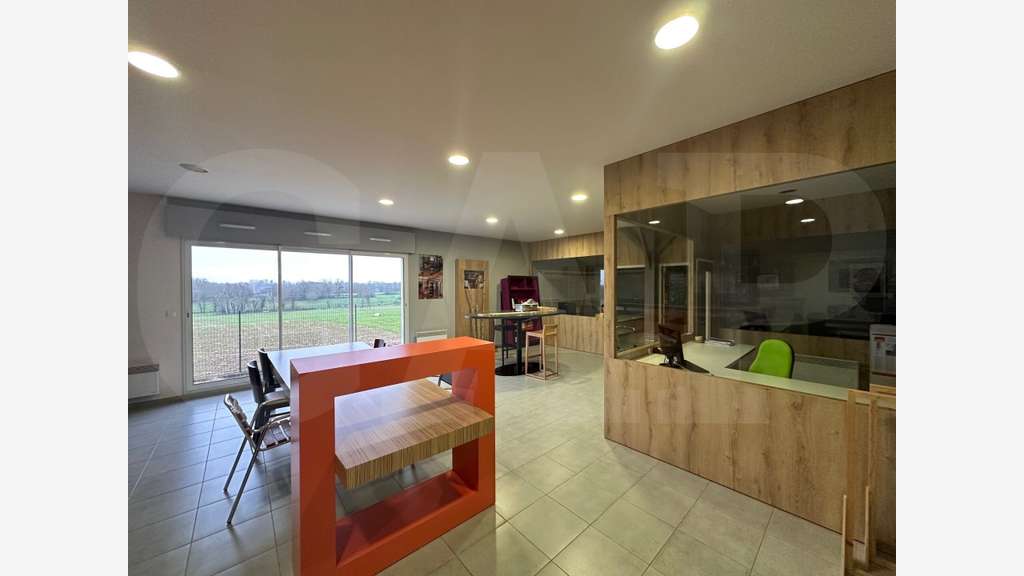 Vente local d'activité 2400m² sur 9000m² à Bédée