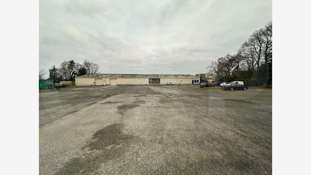Vente local d'activité 2400m² sur 9000m² à Bédée
