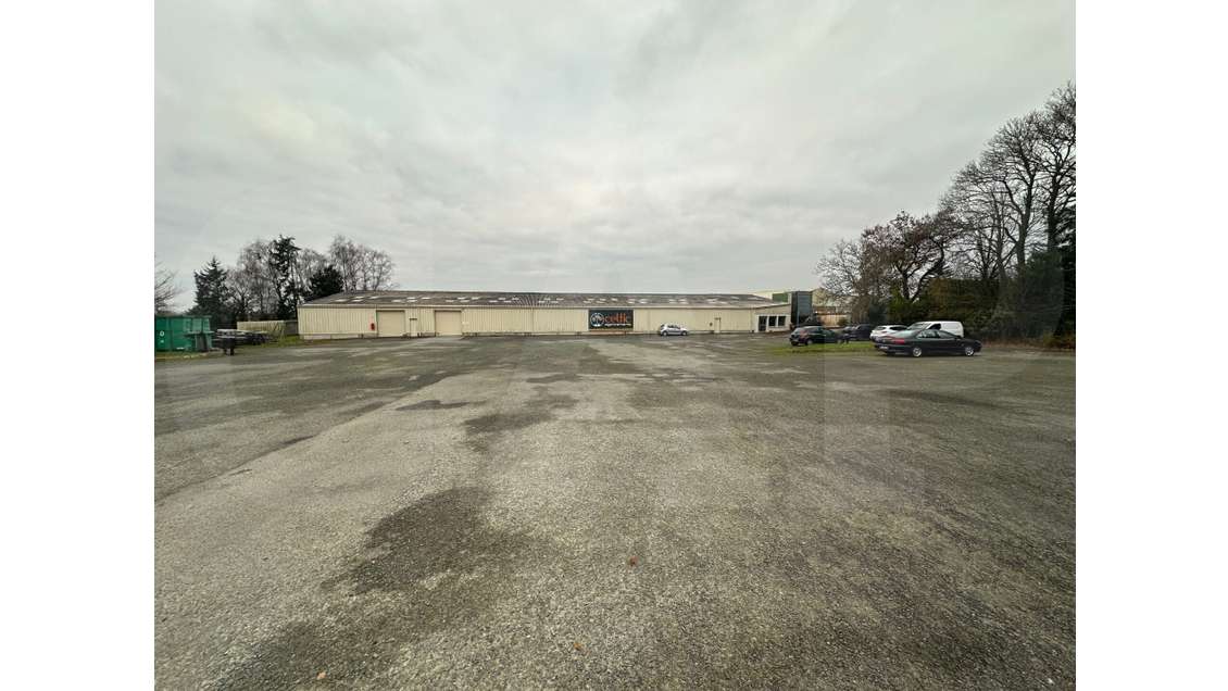 Vente local d'activité 2400m² sur 9000m² à Bédée