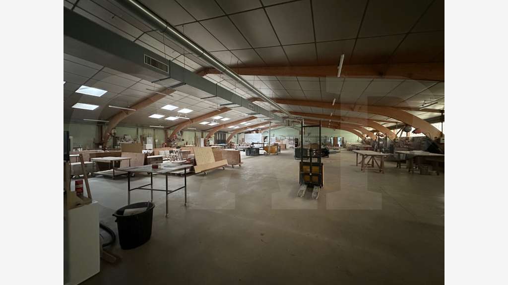 Vente local d'activité 2400m² sur 9000m² à Bédée