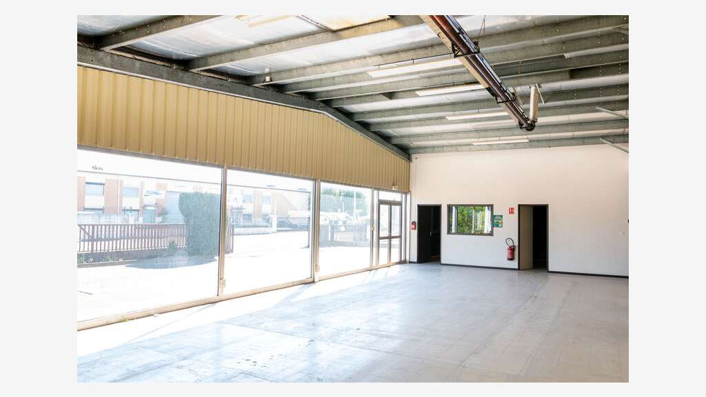 Vente local d'activité 973m² à Chassieu