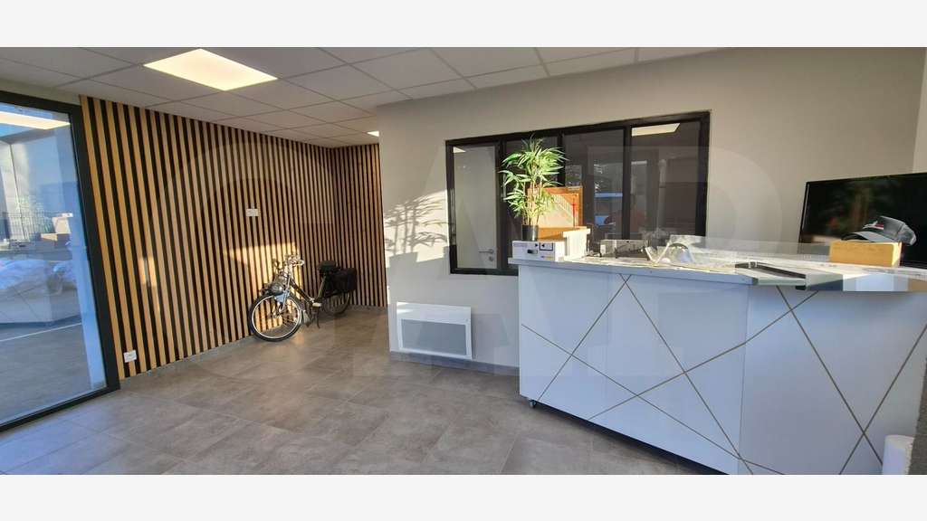 AV bâtiment 440m² independant sur axe Châteaubourg