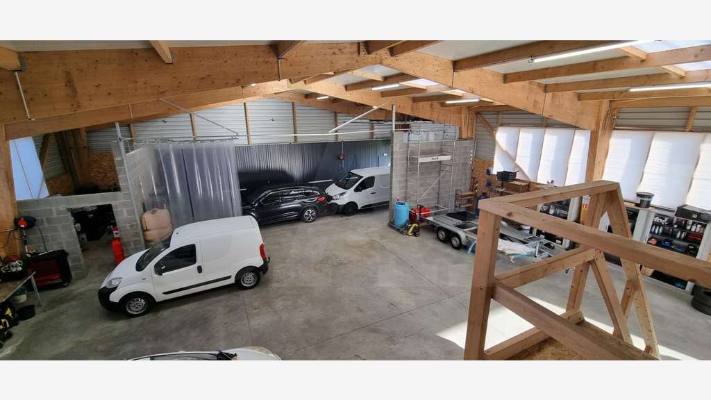 AV bâtiment 440m² independant sur axe Châteaubourg