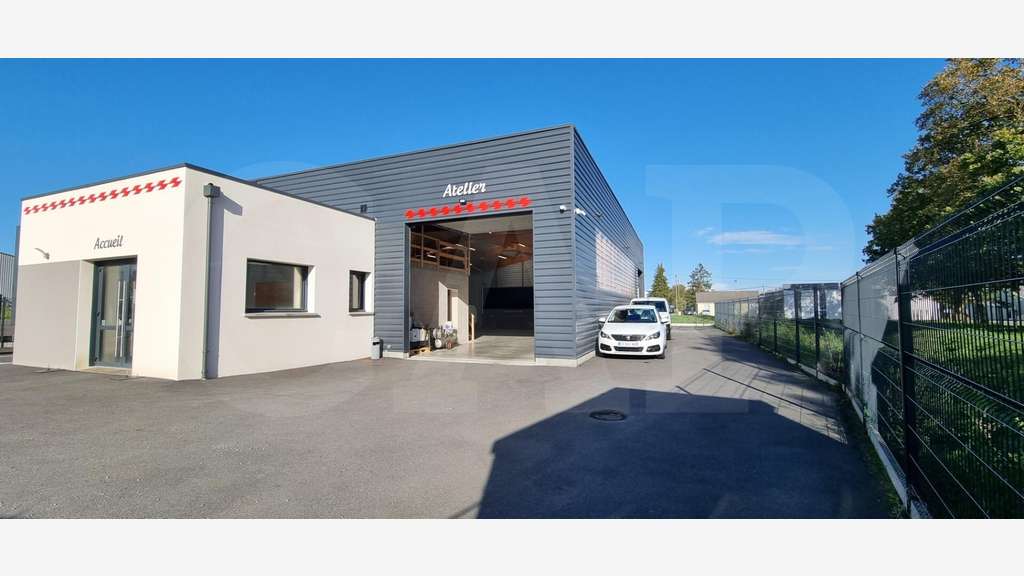 AV bâtiment 440m² independant sur axe Châteaubourg