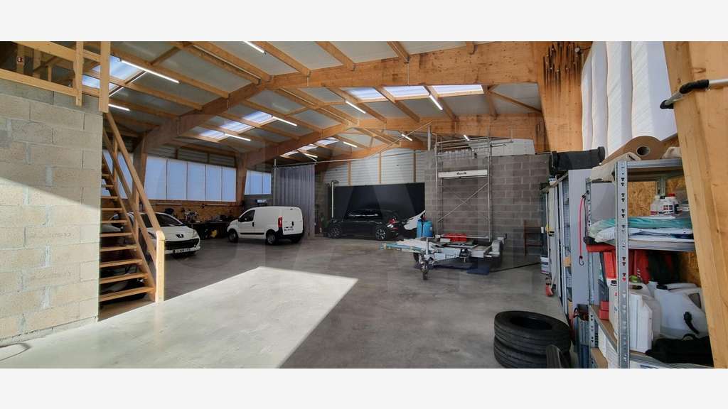 AV bâtiment 440m² independant sur axe Châteaubourg