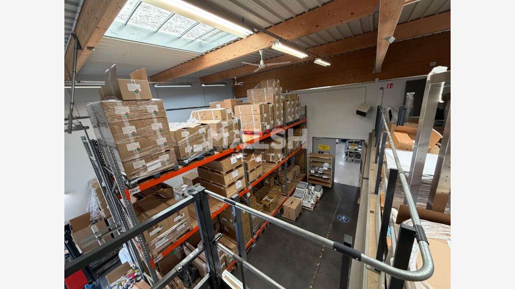Local d'activités 700m² à Décines-Charpieu