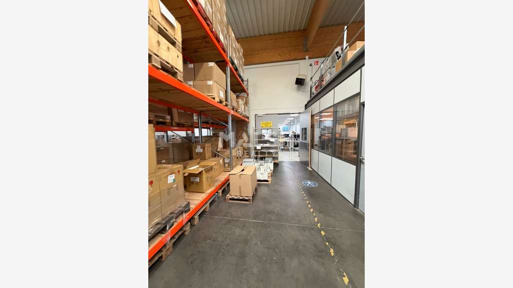 Local d'activités 700m² à Décines-Charpieu