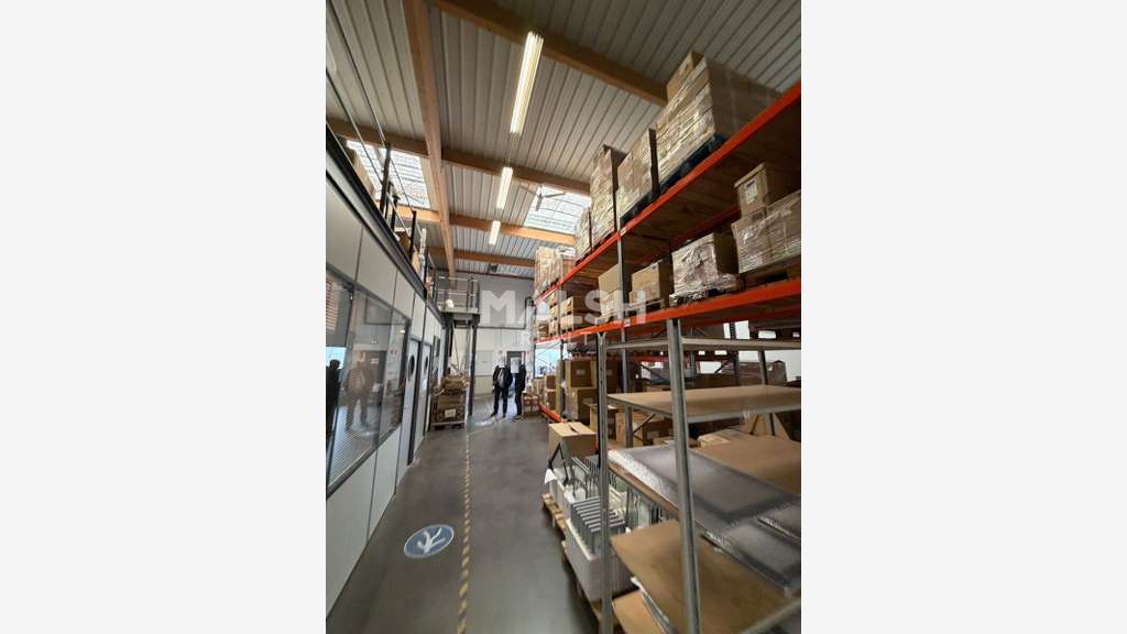 Local d'activités 700m² à Décines-Charpieu