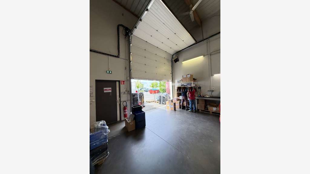 Local d'activités 700m² à Décines-Charpieu