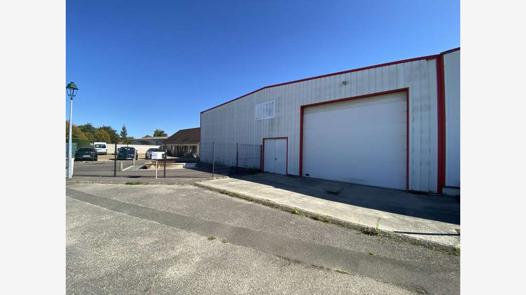 Local d'activité 730m² vendre à Abondant