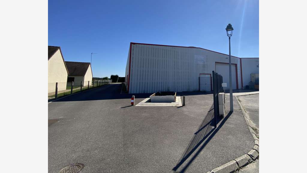 Local d'activité 730m² vendre à Abondant