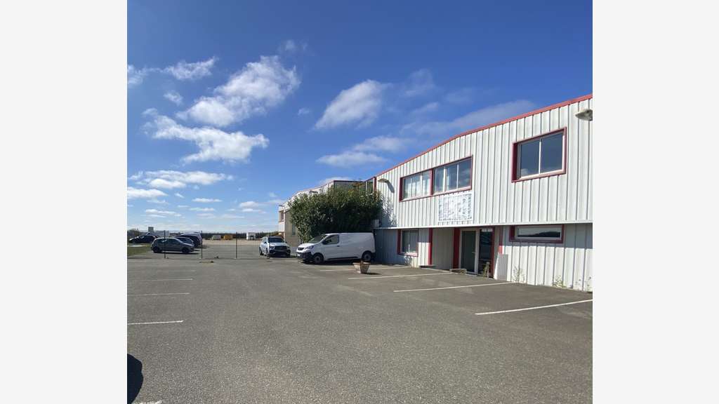 Local d'activité 730m² vendre à Abondant