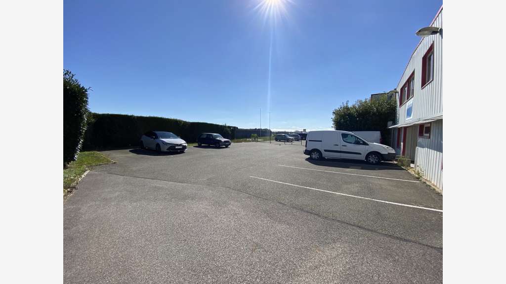 Local d'activité 730m² vendre à Abondant