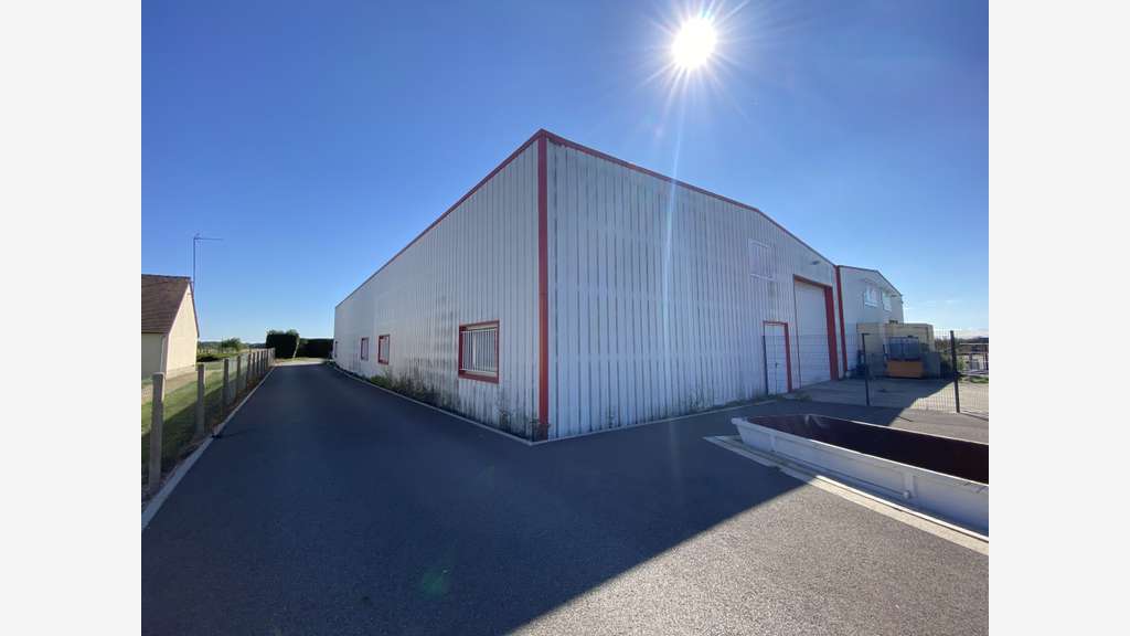 Local d'activité 730m² vendre à Abondant