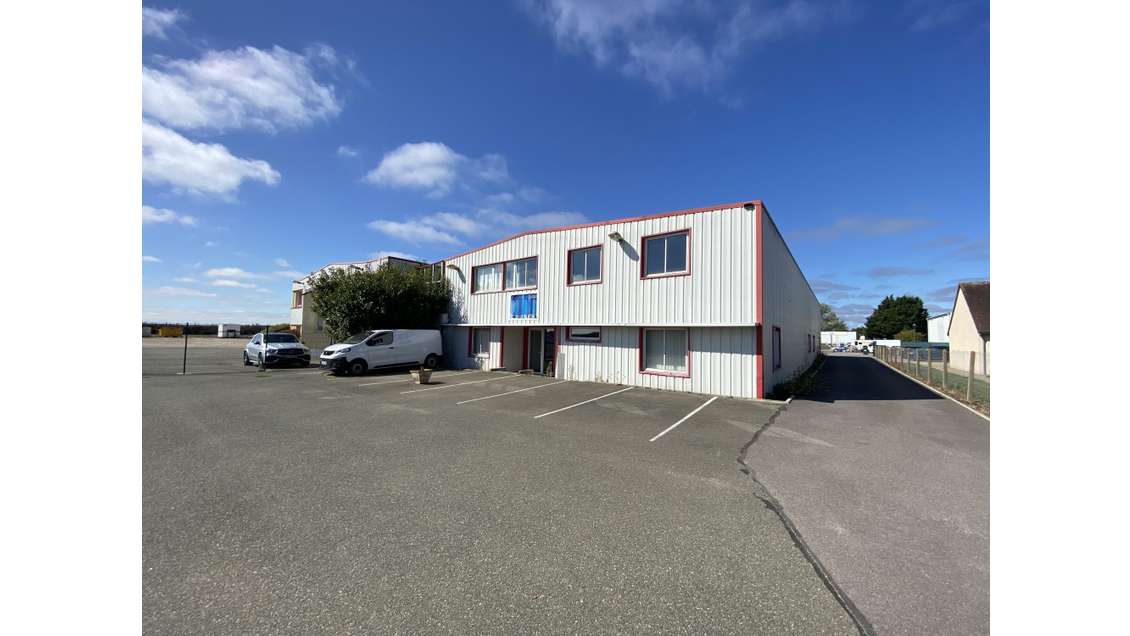 Local d'activité 730m² vendre à Abondant
