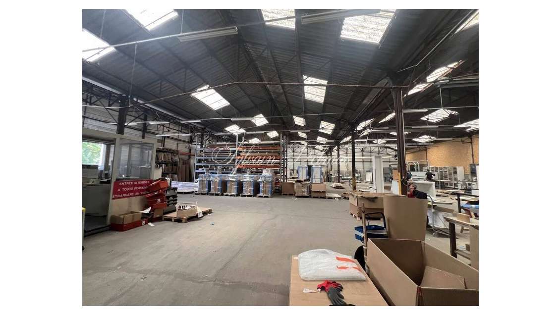 Locaux industriels et bureaux à vendre à Amboise