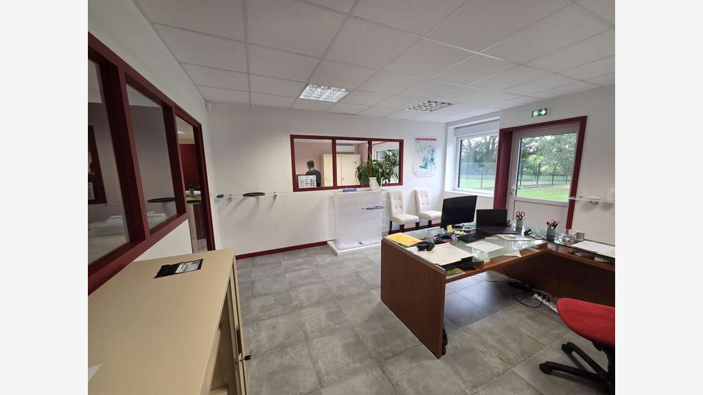 Local 200m² sur 703m² à vendre à Angers Est