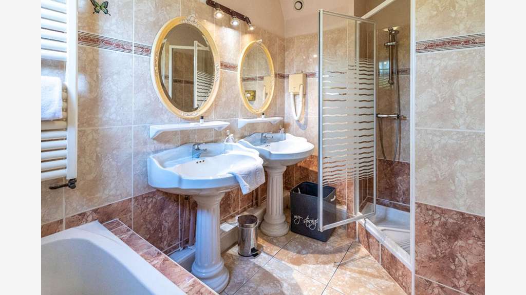 Vente murs commerciaux hôtel 450m² Sud Angers