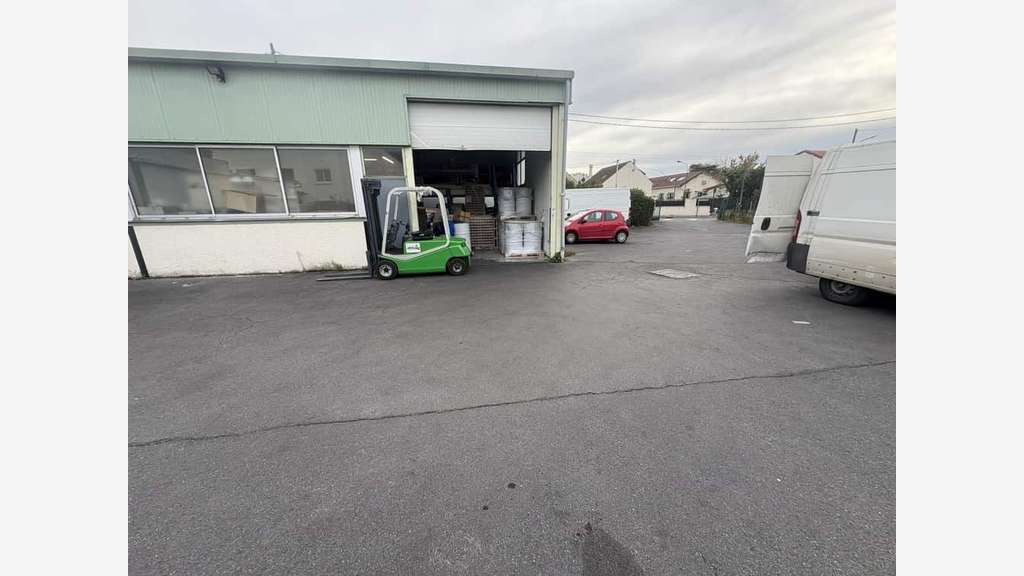À vendre – Local d'activités de 1 250 m² à Argen
