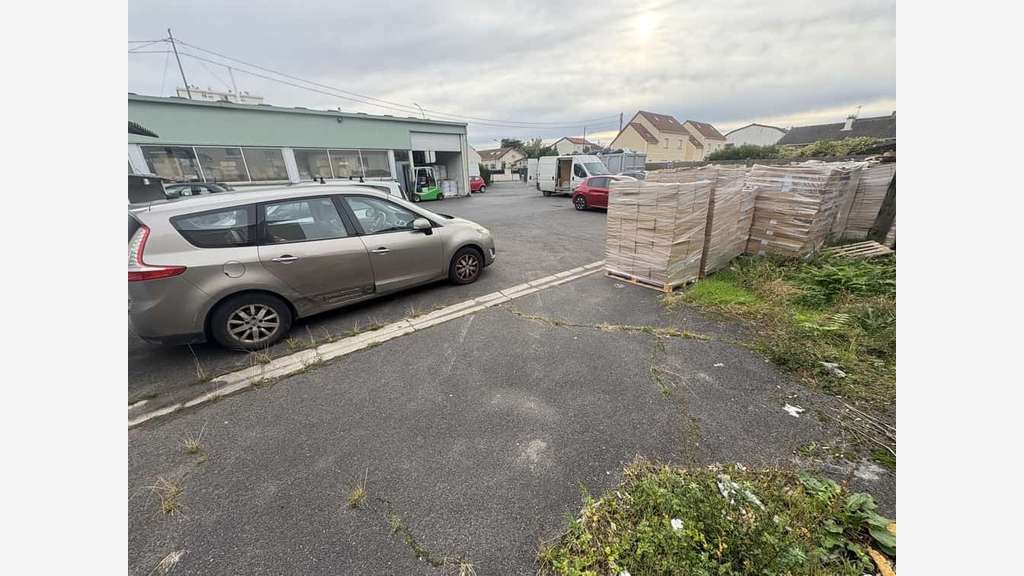 À vendre – Local d'activités de 1 250 m² à Argen