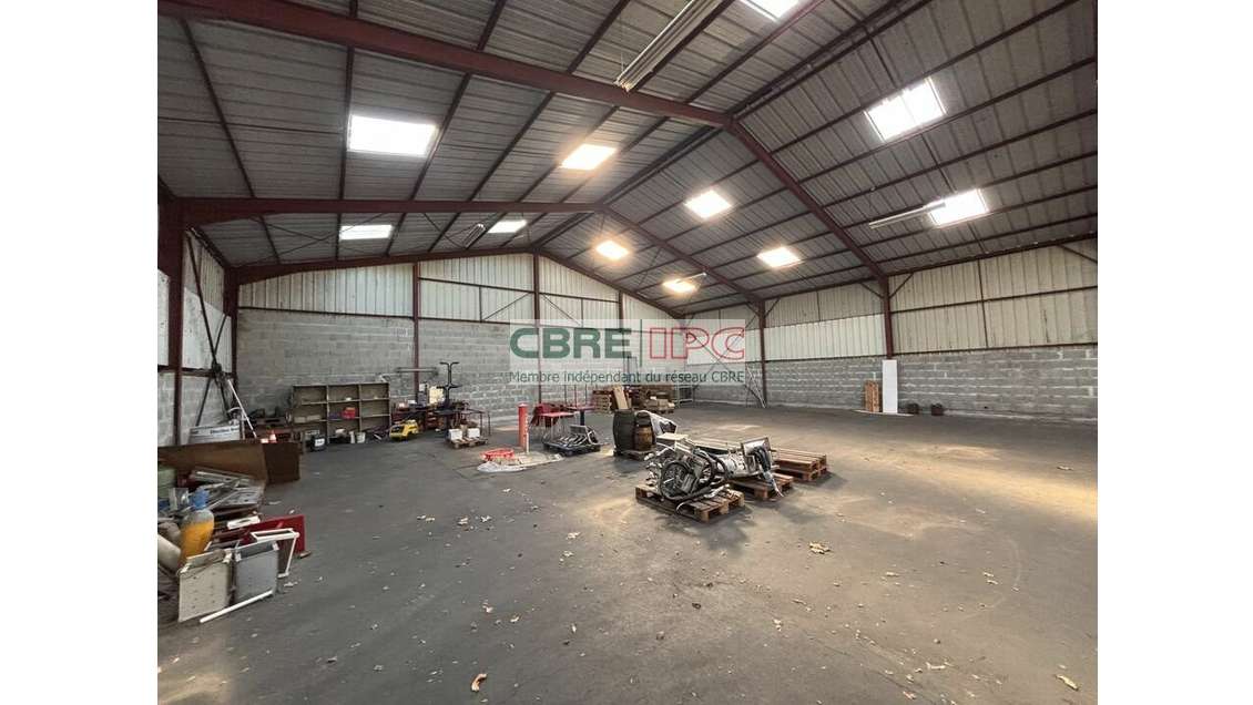 Vente local de 890m² à Artiguelouve accès A64