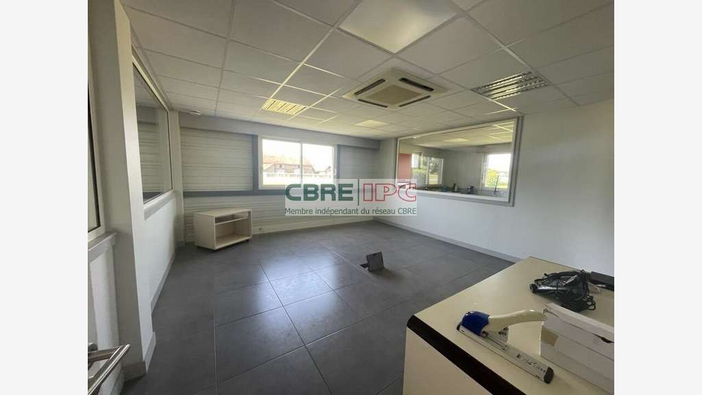 Vente local d'activités 1000m² à Auriac