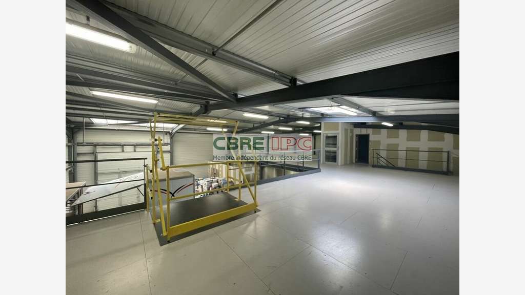 Vente local d'activités 1000m² à Auriac