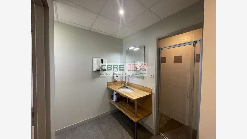 Vente local d'activités 1000m² à Auriac