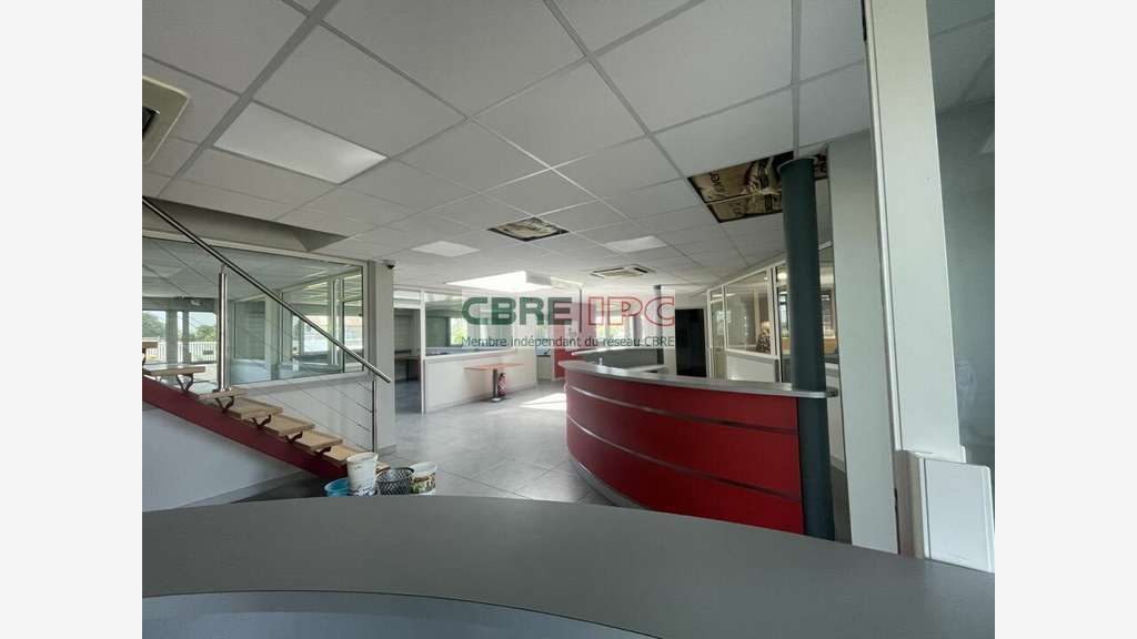 Vente local d'activités 1000m² à Auriac