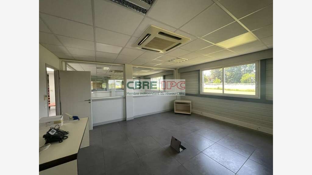 Vente local d'activités 1000m² à Auriac