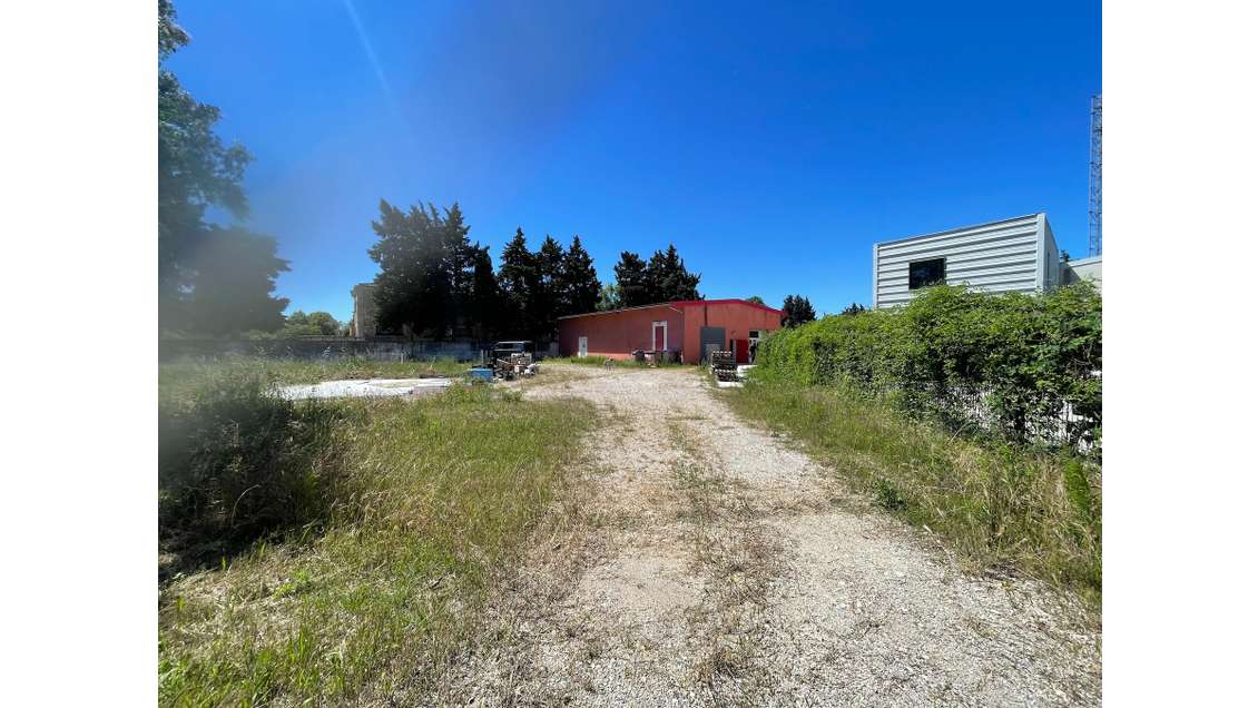 LOCAL - ENTREPOT SUR TERRAIN 2200m2 à la vente