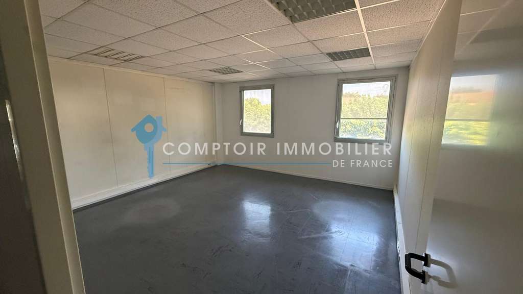 AVIGNON ZAC de la Cristole Superbe vitrine commerc