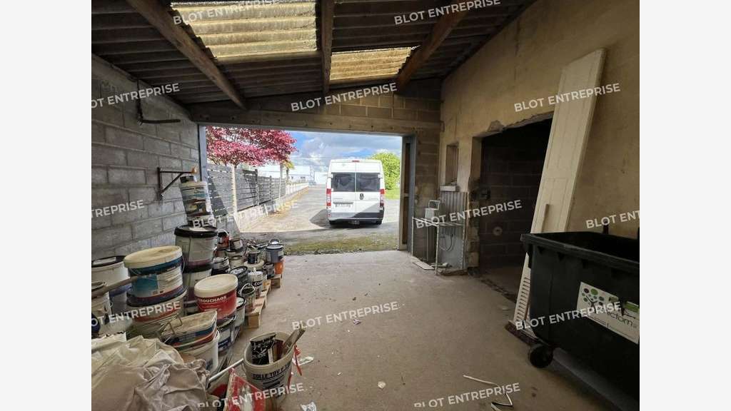 A vendre local d'activités bureaux 270m² à Balazé