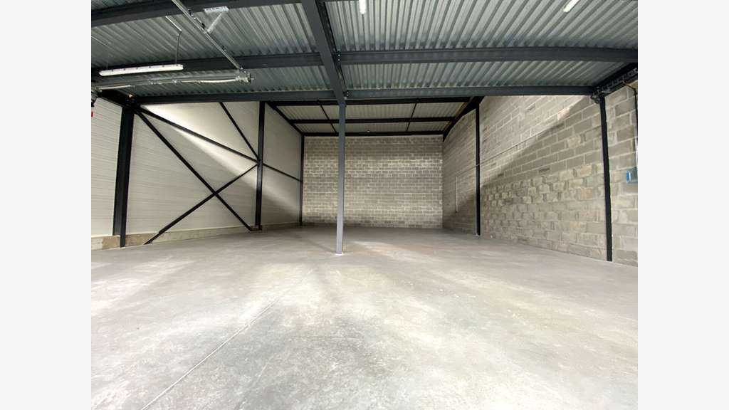 A vendre local neuf 255m² route de Clisson