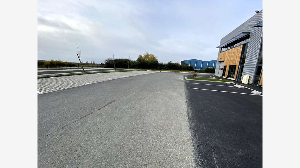 A vendre local neuf 255m² route de Clisson