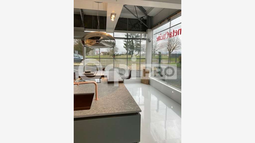 Local professionnel de 1500m² à vendre à Baule