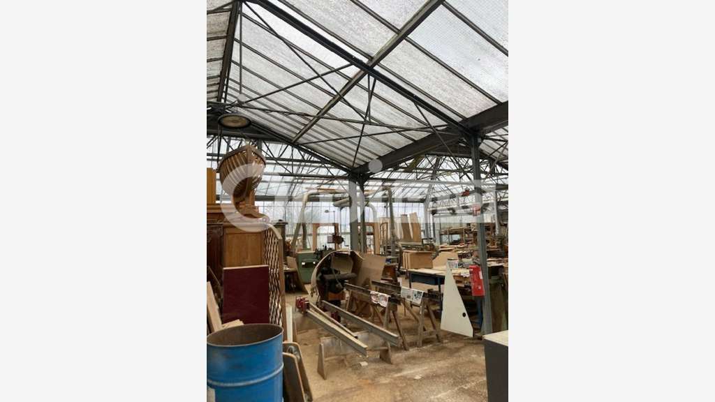 Local professionnel de 1500m² à vendre à Baule