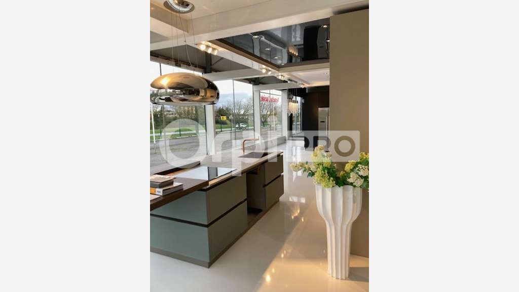 Local professionnel de 1500m² à vendre à Baule