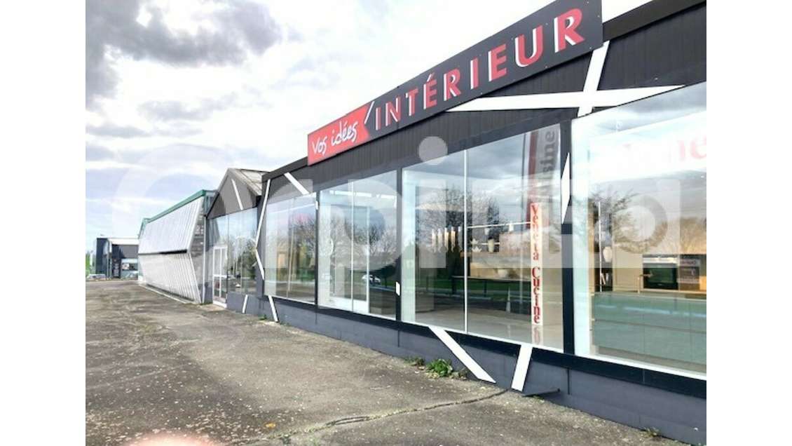Local professionnel de 1500m² à vendre à Baule